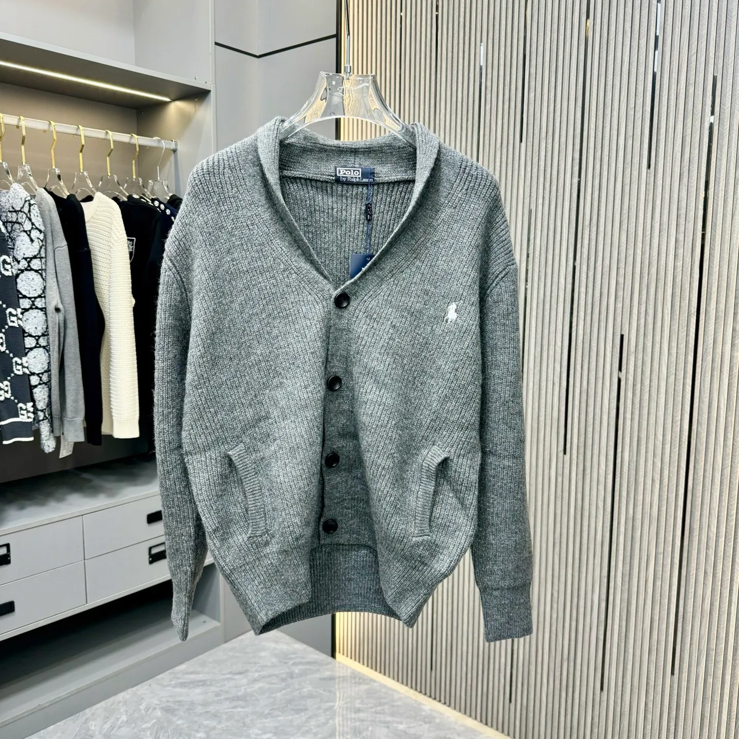 P260 LF Ralph Lauren 25FW Taoist robe sweater is made of top-grade cashmere yarn. The new autumn and winter Oblique jacquard knitted cashmere sweater has a double-sided wearable design and is made of high-quality cashmere material. After fine weaving process, it presents a soft and comfortable touch and excellent thermal performance. The iconic Oblique jacquard pattern is perfectly presented through precision knitting technology. It can be worn on both sides, showing different style charms. The round neck design is simple and elegant, suitable for various matching occasions. Exquisite knitting technology ensures that the clothes are not easily deformed and remain crisp and long-lasting. The double-sided design concept reflects LV's perfect balance of practicality and fashion. Each sweater undergoes strict quality inspection to ensure that the quality meets the brand's consistently high standards. This knitted item combines warmth and style, making it an exquisite addition to your autumn and winter wardrobe. Size:S/M/L/XL
